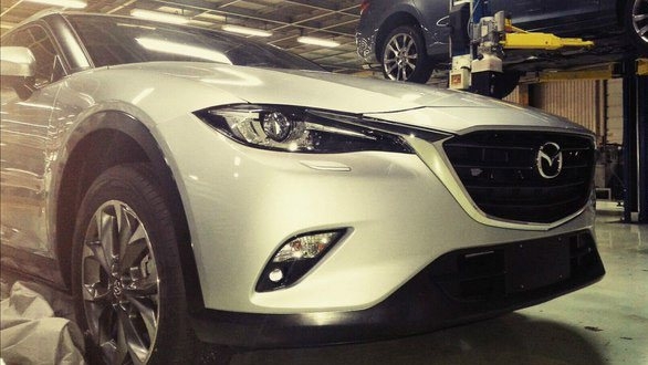 Новый кроссовер Mazda сфотографировали без какого-либо камуфляжа