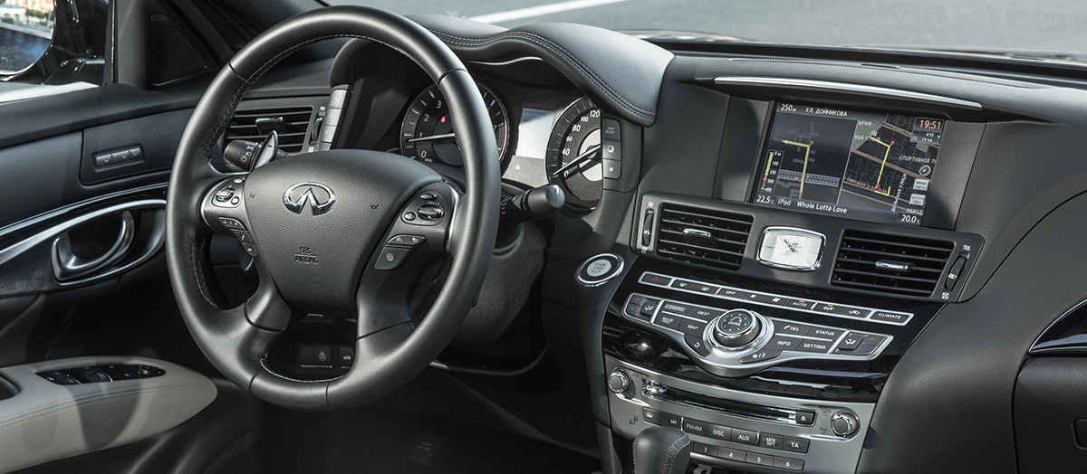 Infiniti Q70 int