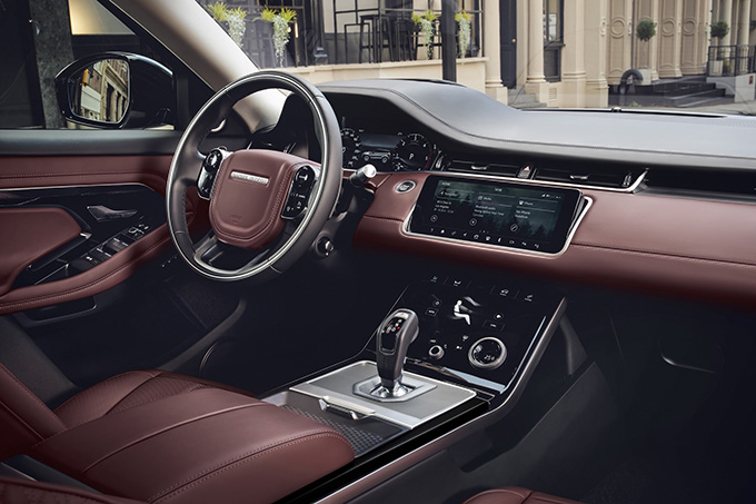 Velar на своих детских фото: состоялся дебют нового Range Rover Evoque Velar на своих детских фото: состоялся дебют нового Range Rover Evoque