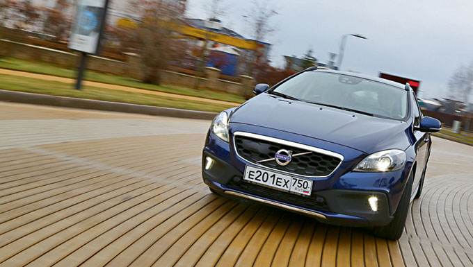 ОТ ЦОКОТА КОПЫТ. Шинный фактор важен не только в автоспорте. V40, как никакой другой автомобиль в нашем квартете, провоцирует водителя на активное взаимодействие с педалью акселератора. Но выносить этот гул из колесных арок — тяжелое испытание!