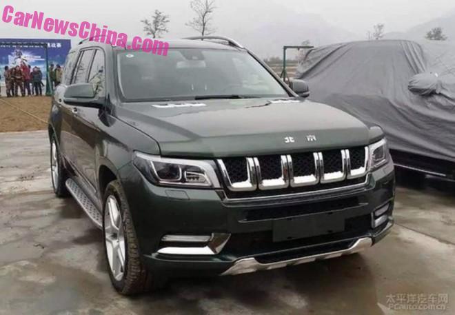 На автосалоне в Гуанчжоу BAIC показал свой флагманский кроссовер BJ90 SUV как две капли воды похожий на Mercedes-Benz GLS, но с радиаторной решеткой Grand Cherokee