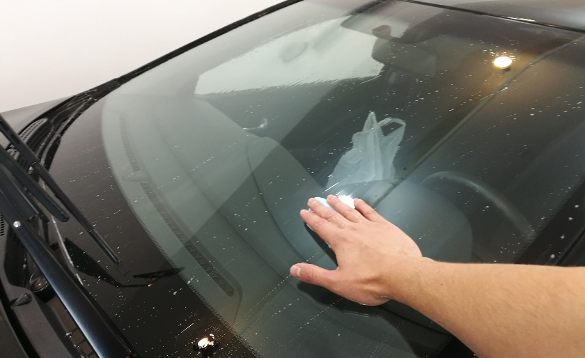 anti_rain_on_car_glass.jpg anti_rain_on_car_glass.jpg