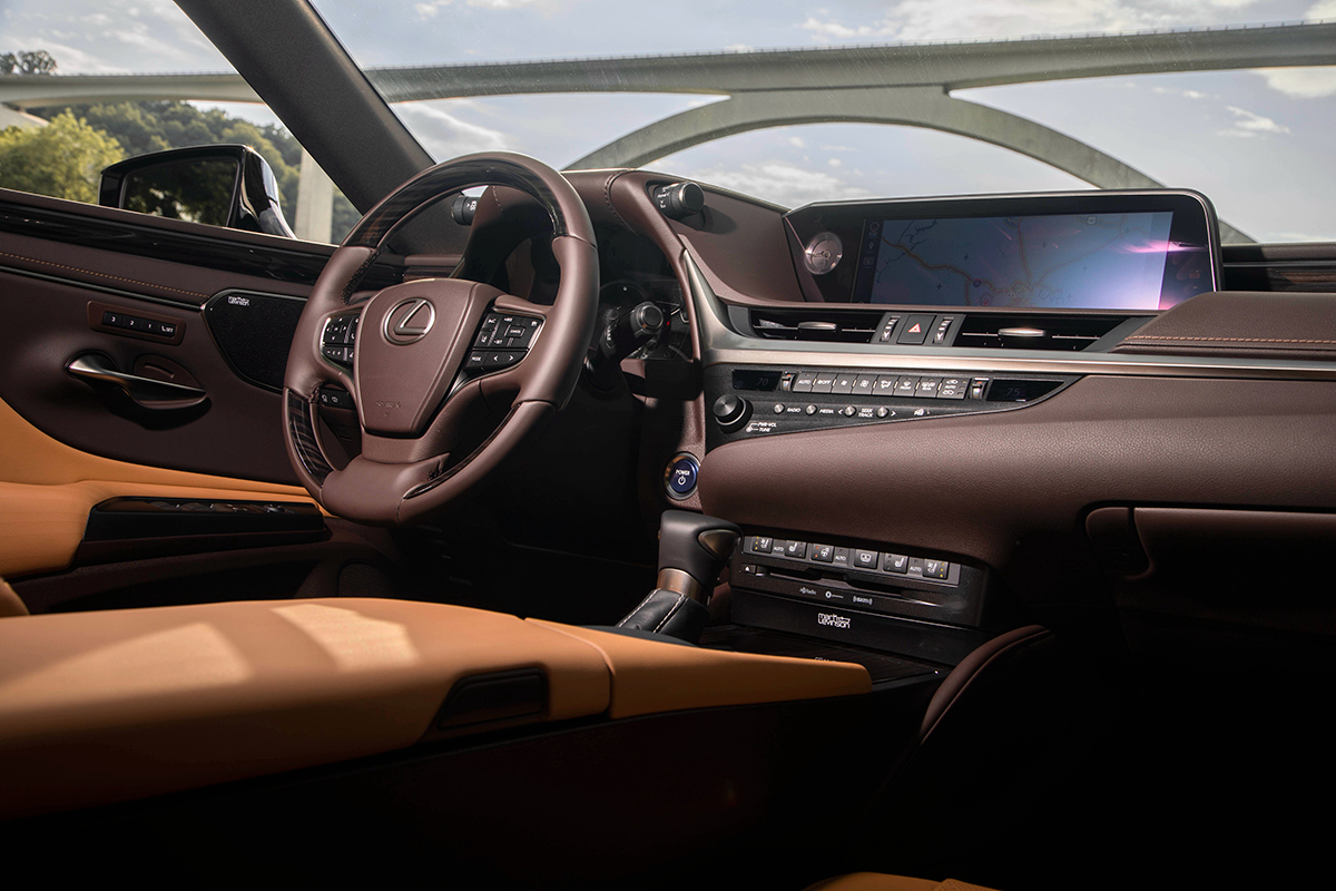 Lexus ES250: Усидеть на двух стульях Lexus ES250: Усидеть на двух стульях