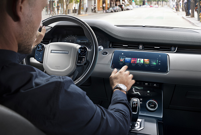 Velar на своих детских фото: состоялся дебют нового Range Rover Evoque Velar на своих детских фото: состоялся дебют нового Range Rover Evoque