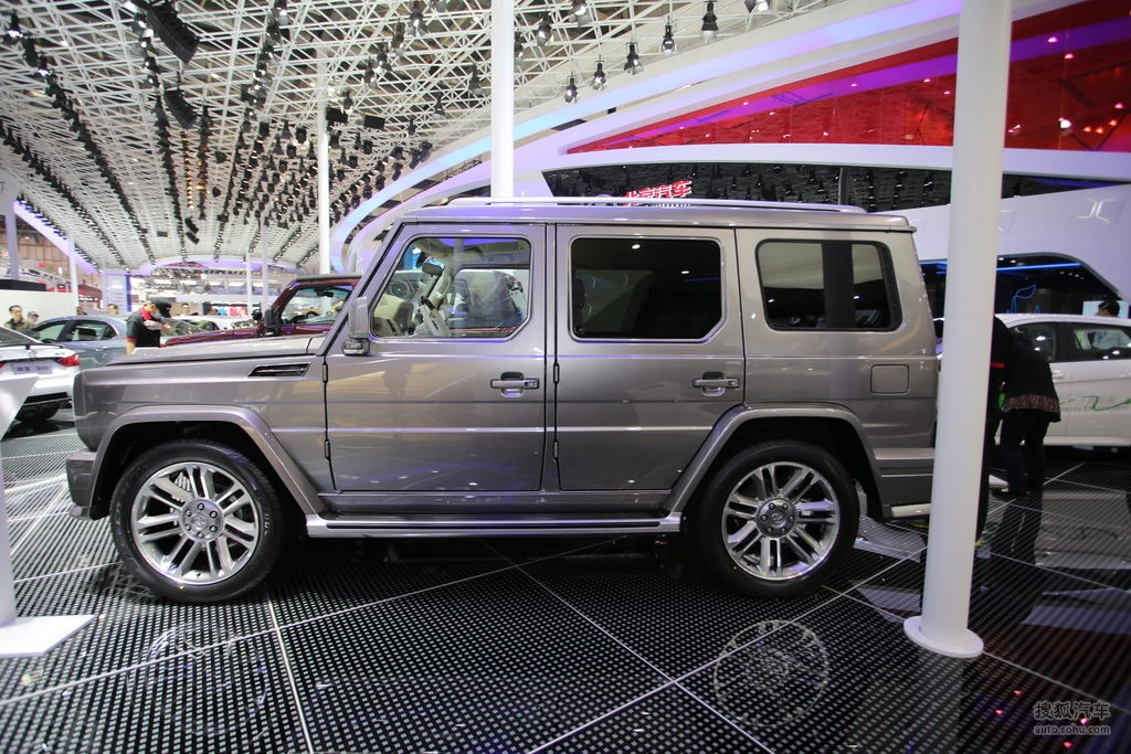На автосалоне в Гуанчжоу BAIC показал свой флагманский кроссовер BJ90 SUV как две капли воды похожий на Mercedes-Benz GLS, но с радиаторной решеткой Grand Cherokee