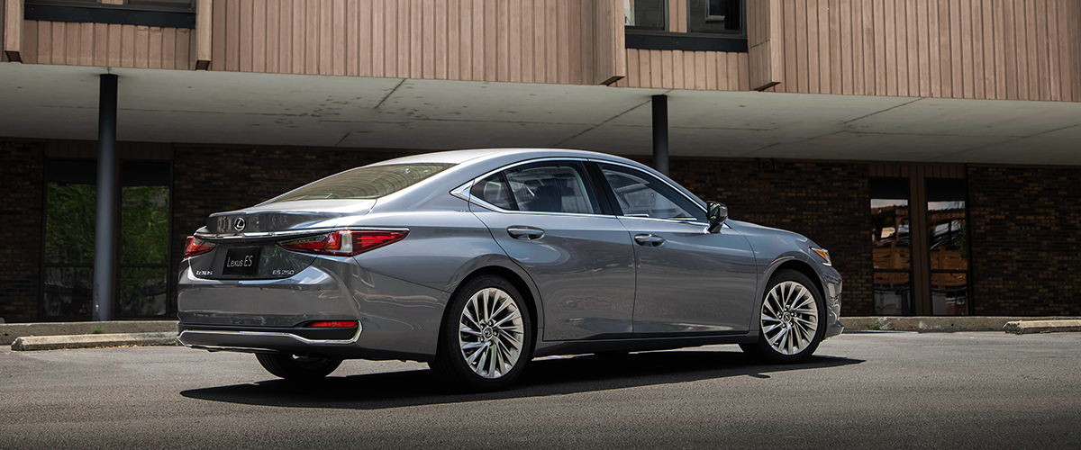 Lexus ES250: Усидеть на двух стульях Lexus ES250: Усидеть на двух стульях
