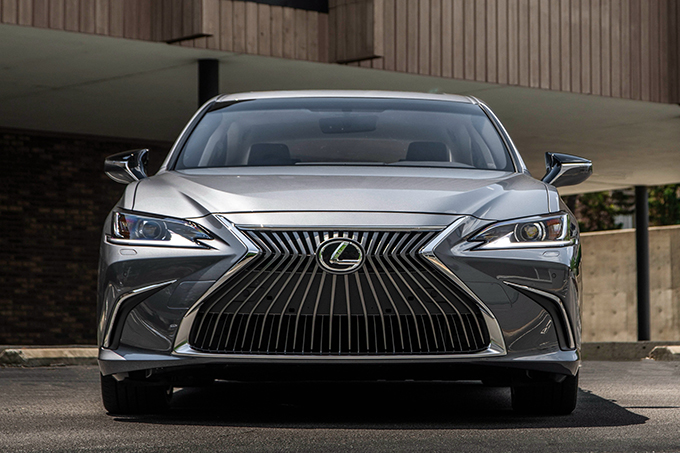 Lexus ES250: Усидеть на двух стульях Lexus ES250: Усидеть на двух стульях