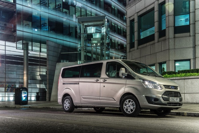 Британский Ford Tourneo Custom с удлиненной базой