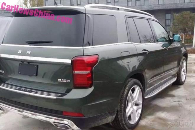 На автосалоне в Гуанчжоу BAIC показал свой флагманский кроссовер BJ90 SUV как две капли воды похожий на Mercedes-Benz GLS, но с радиаторной решеткой Grand Cherokee