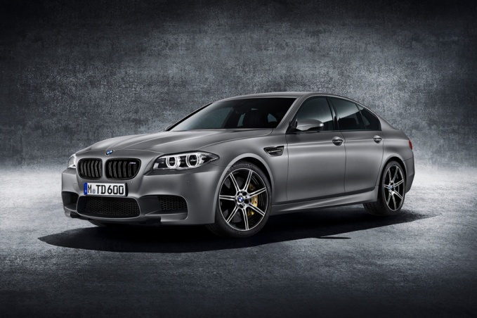 Мотор форсирован на 40 л.с. по сравнению со стандартной версией BMW M5