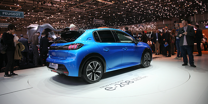 Peugeot e-208: Не бывает голубей! Peugeot e-208: Не бывает голубей!