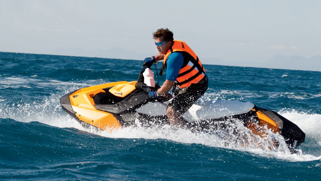 На волнах двухместная версия Sea-Doo Spark не так стабильна, как трехместная модификация. Зато с мотором мощностью 90 л.с. «двушка» дает больше фана и экстремальной радости. Особенно когда на крутых виражах ее лихо сносит в боковом скольжении.