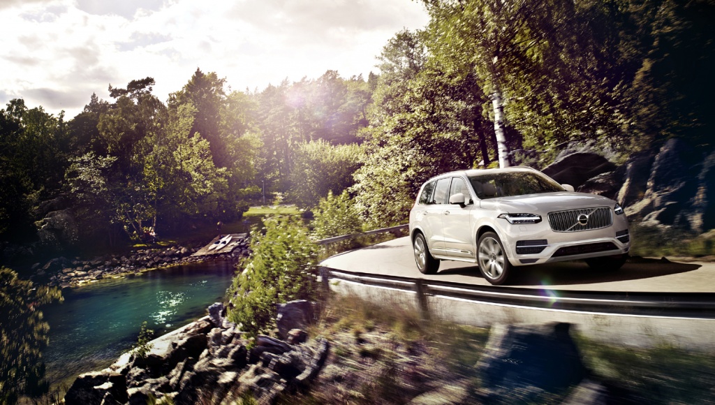 Высота XC90 New со стандартной подвеской всего на 9 мм меньше, чем у предшественника, но «растяжение» автомобиля на 143 мм создало более динамичный, «легковой» силуэт.