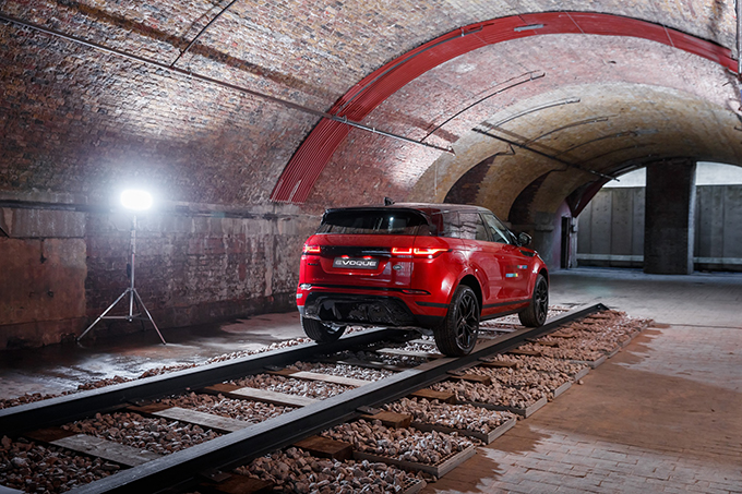 Velar на своих детских фото: состоялся дебют нового Range Rover Evoque
