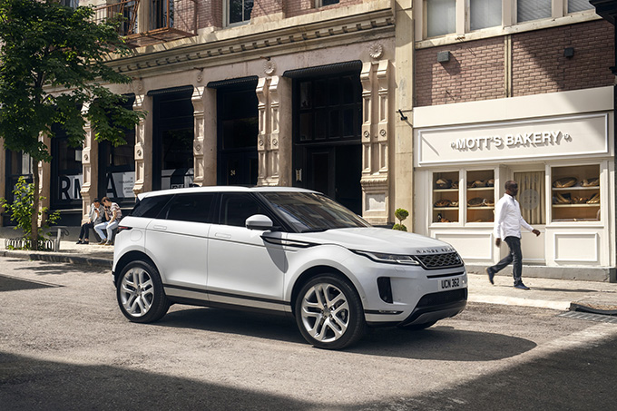 Velar на своих детских фото: состоялся дебют нового Range Rover Evoque Velar на своих детских фото: состоялся дебют нового Range Rover Evoque