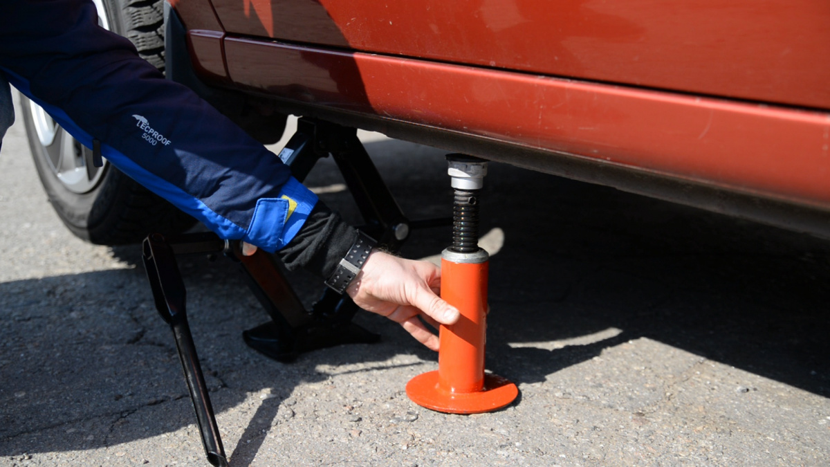 Jack-Up-a-Car-Step-9-Version-4.jpg Jack-Up-a-Car-Step-9-Version-4.jpg