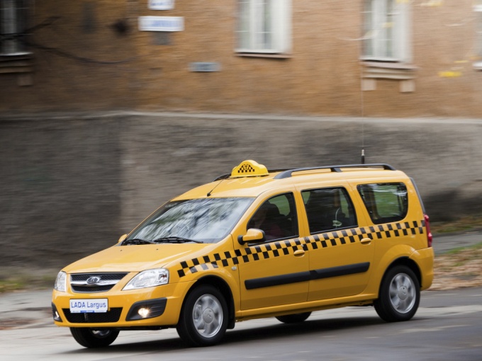 Lada Largus — копия Dacia Logan MCV (фото вверху)