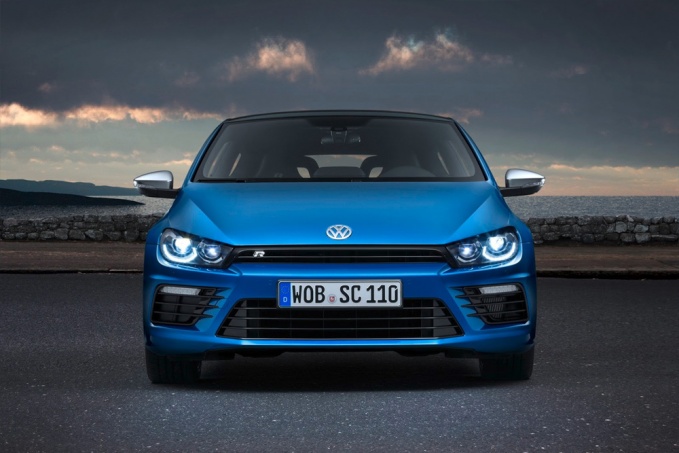 Спереди автомобиль похож на Golf VII.