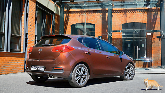 Непонятно, почему корейцы считают Hyundai более «премиумным», чем Kia. Нынешний Cee'd — почти «немец»! Но еще не скучно. Главный источник позитива, как всегда, цена: самый дорогой Cee'd — вот он, у нас на тесте. И не пугает!