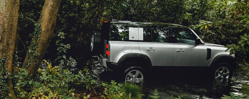 Land Rover высадит водителя на сложном бездорожье Land Rover высадит водителя на сложном бездорожье