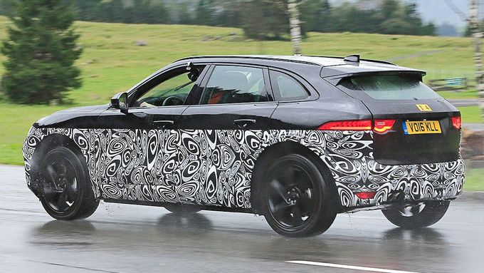 Jaguar-J-Pace-2018-Erlkoenig-1200x800-09a77378e97b4c21.jpg