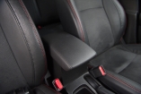 Suzuki Vitara / С турбированным мотором в 1,4 л владелец Vitara получает и комбинированную кожано-замшевую обивку салона с красной прострочкой и, конечно, комфортный подлокотник