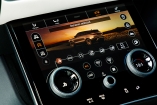 Дебют передовой мультимедийной системы Touch Pro Duo с двумя 10-дюймовыми сенсорными экранами высокого разрешения: непревзойденная функциональность и интуитивное управление