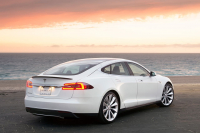  Опять эта Tesla! Машина сгорела дотла в гараже (видео)