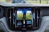 Для XC60 II доступна система кругового обзора, причем с траекторными подсказками как для задней, так и передней камеры