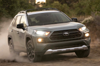 Новая Toyota RAV4 управляется из рук вон плохо