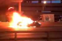 Виноват автопилот? Tesla взорвалась на МКАД (видео)