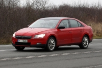 Новая Skoda Superb попала в объектив почти без камуфляжа