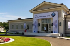 BMW сыграла в гольф в самую жару