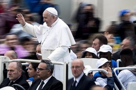 Папа Римский прокатил ВОСЕМЬ мигрантов в своем Mercedes (видео)