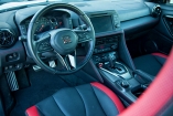 Простоватый интерьер –  в некотором роде дань традиции, вспомните Skyline GT-R 1989 года!