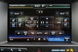 Климат-контроль наиболее эффективен в режиме "Auto". Включение обогрева руля и выбора направлений обдува возможно лишь через тачскрин, тогда как прочие "температурные" команды дублированы кнопками на центральной консоли