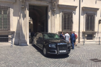 На встречу с Папой Римским: лимузин Путина застрял на узкой римской улице