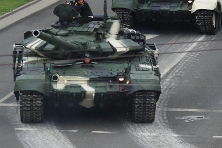 Танк едва не раздавил пешеходов после парада в Минске (видео)
