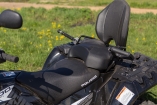 Утолить жажду На задней площадке Touring XP 1000 по обе стороны от пассажирского сиденья на расстоянии вытянутой руки удачно расположились отверстия под бутылки с водой: протянул руку, утолил жажду и вперед!