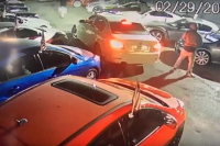 Угонщики похитили три машины у дилера, разбив остальные (видео)