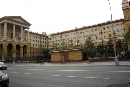 «Лада» из каршеринга торпедировала здание МВД на Петровке