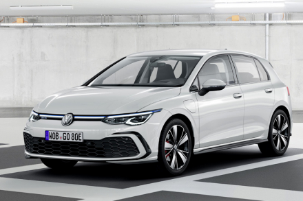 Видео: новый VW Golf научили ездить без двигателя