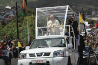Теперь японский: Папа Римский протестировал новый автомобиль