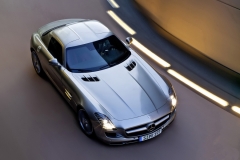 Новый Mercedes SLS AMG встает на «старое» крыло
