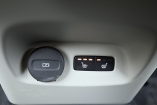 USB-порт и регулируемые дефлекторы – базовое оснащение. Трехстадийный обогрев внешних секций дивана – часть «зимнего» пакета, куда входят и подогрев руля, ветрового стекла, форсунок его омывателя плюс парковочный подогреватель с таймером