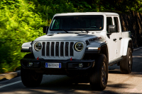 Jeep привезет в Россию новый пикап