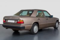 Он абсолютно новый: в продаже появился любимый Mercedes таксистов 80-х
